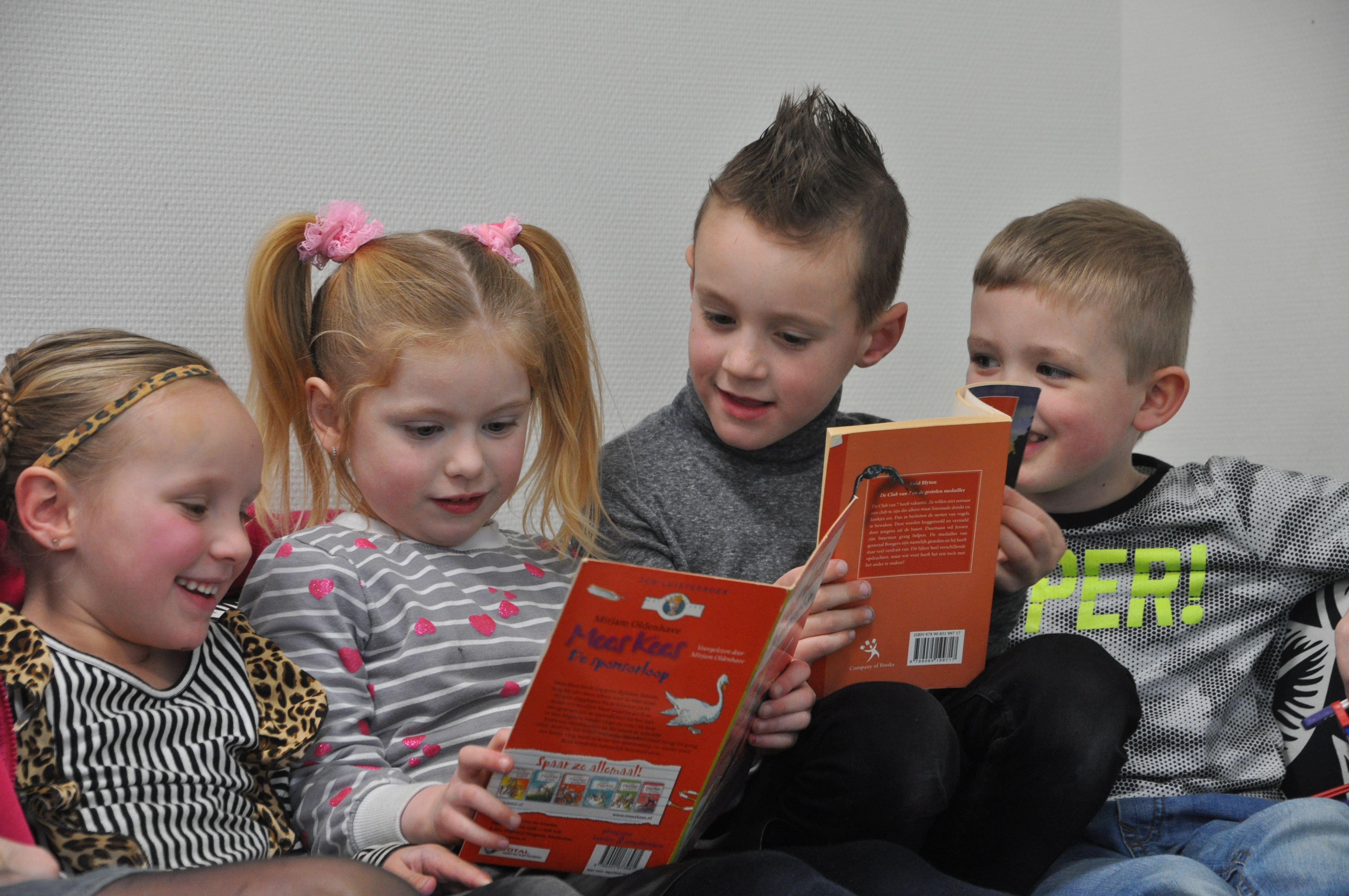 kinderen lezen samen boeken op de kinderopvang